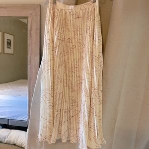 High waisted pleated skirt